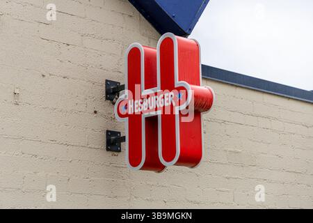 Liepaja, Lettland - 12. Juni 2024: Logo der Hesburger Fast-Food-Kette. Stockfoto