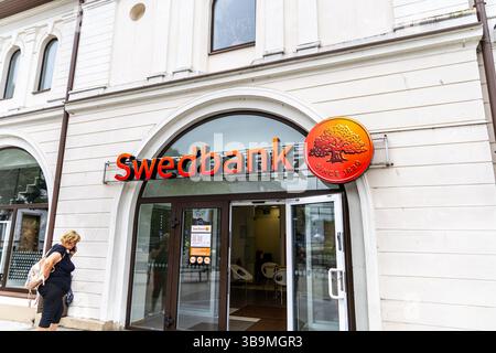 Liepaja, Lettland - 12. Juni 2024: Eingang des Swedbank-Logos im Stadtzentrum von Liepaja. Stockfoto