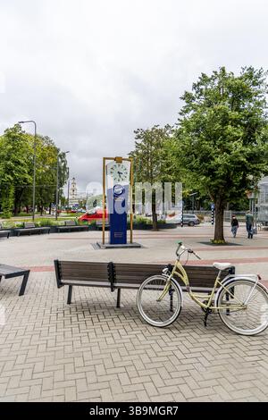 Liepaja, Lettland - 12. Juni 2024: Fazer Uhr und Blick auf die Liela Straße und Straßenbahn in der Altstadt. Stockfoto