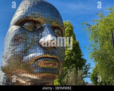 Face of Wigan Skulptur im Stadtzentrum von Wigan von dem Bildhauer Rick Kirby Stockfoto