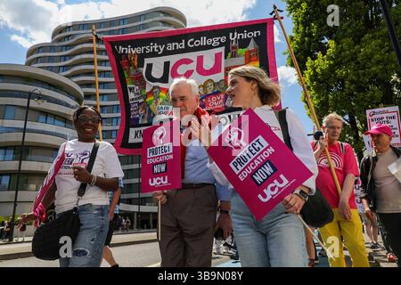 London, UK, 10. Mai 2025. MP John McDonnell führt den UCU-marsch an. Mitglieder der UCU (University and College Union) halten einen marsch und eine Kundgebung in Central London ab. Lehrer, Dozenten und Wissenschaftler fordern ein Ende der Kürzungen, der Finanzreformen, der Angriffe durch die Medien und der Erosion des Berufsstolzes. Man geht davon aus, dass die von den Universitäten eingeführten Ausgabenreformen die Zahl der Mitarbeiter verringern und die Graduiertenstudiengänge reduzieren werden. Gewerkschaften glauben, dass dies zu einem Rückgang des Bildungsstandards im gesamten Vereinigten Königreich führen könnte. Quelle: James Willoughby/ALAMY Live News Stockfoto