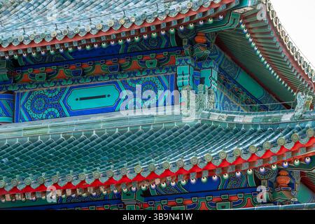 Erkunden Sie die atemberaubende Architektur von Pekings Verbotener Stadt, reich an lebendigen Farben und einzigartigen Designs. Stockfoto