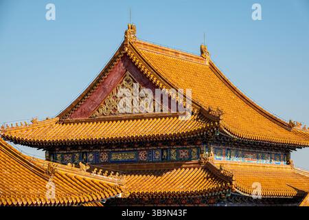 Erkunden Sie die komplexen Friese und leuchtenden Farben, die die majestätischen Tempel der Verbotenen Stadt hervorheben. Stockfoto