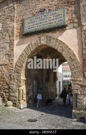 Das Tor von Jerez, Puerta de Jerez in Tarifa, Costa de la Luz, Andalusien, Spanien. Stockfoto