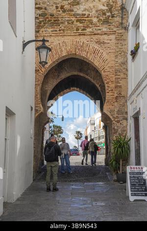 Das Tor von Jerez, Puerta de Jerez in Tarifa, Costa de la Luz, Andalusien, Spanien. Stockfoto