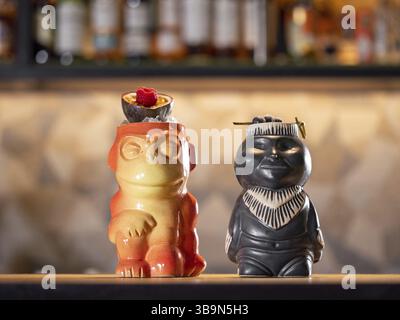 Tiki Trinken Cocktails. Zwei tropische Tiki-Cocktails an der Bar. Tiki-Cocktails an der Bar im Nachtclub Stockfoto