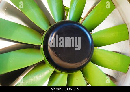 Flugzeugturbinenpropeller mit grünen Schaufeln in Nahaufnahme. Stockfoto
