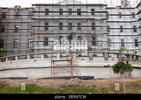 Rekonstruktion eines alten Gebäudes mit Gerüsten. Stockfoto