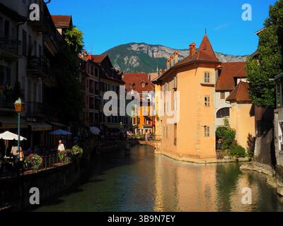 Goldene Stunde in Annecy mit farbenfrohen Häusern am Kanal und in den Bergen Stockfoto