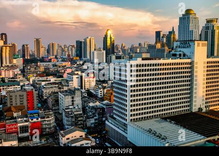 Hochwinkelansicht des Pratunam-Viertels in Bangkok mit dichtem Stadtbau und Hochhäusern. Stockfoto