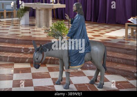 Neukopie des Palmesels aus dem 16. Jahrhundert in der Nikolaikirche, Tannheim, Bezirk Reutte in Tirol, Österreich, Europa Stockfoto