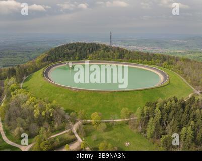 Oberer Stausee, aus der Vogelperspektive zeigt einen großen runden Stausee umgeben von Wald und Landschaft, Glemser Stausee, Schwäbische Alb, Deutschland, Europa Stockfoto