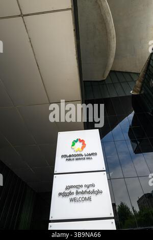 Öffentliche Dienstleistungshalle der georgischen Regierung, die am 23. April in Tiflis, der Hauptstadt Georgiens, eine Vielzahl öffentlicher Dienstleistungen für die Bürger bereitstellt Stockfoto