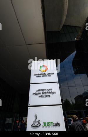 Öffentliche Dienstleistungshalle der georgischen Regierung, die am 23. April in Tiflis, der Hauptstadt Georgiens, eine Vielzahl öffentlicher Dienstleistungen für die Bürger bereitstellt Stockfoto