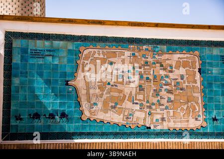 Chiwa, Usbekistan - 11. Juli 2024: Karte der antiken Stadt Chiwa aus Keramikfliesen Stockfoto