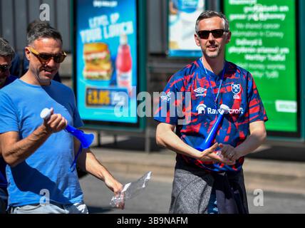 Principality Stadium, Cardiff, Vereinigtes Königreich. Mai 2025. Gallagher Premiership Rugby, Bristol Bears versus Bath Rugby; Bristol Fana kommt ins Stadion Credit: Action Plus Sports/Alamy Live News Stockfoto