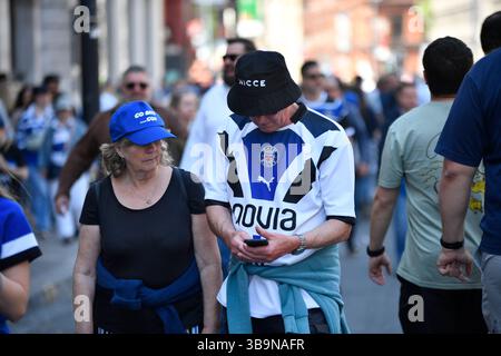 Principality Stadium, Cardiff, Vereinigtes Königreich. Mai 2025. Gallagher Premiership Rugby, Bristol Bears gegen Bath Rugby; Bath Rugby Fans kommen im Principality Stadium Credit: Action Plus Sports/Alamy Live News Stockfoto