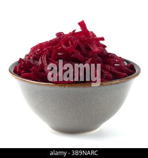 Geriebene rote Bete in Keramik Schüssel. Zerkleinerte rote Beete Salat isoliert auf weißem Stockfoto