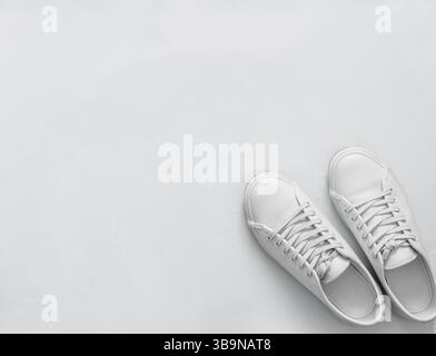 Weißes Leder Sneakers auf weißem Hintergrund. Paar trendige Mode weißen Sport Schuhe oder Turnschuhe mit Kopie Platz für Text oder Design. Overhead shot von Stockfoto