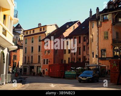 Sonnendurchflutete Pastellgebäude im Sommer in Annecy, Frankreich Stockfoto