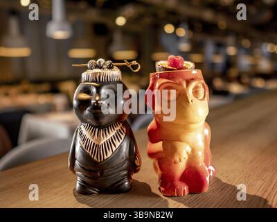 Authentische Tiki Drink Cocktails. Zwei tropische Tiki-Cocktails an der Bar. Tiki-Cocktails an der Bar im Nachtclub oder Restaurant Stockfoto