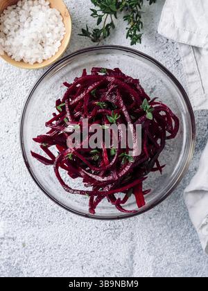 Rohe rote Beete nudeln Salat. Gemüse Nudeln - spaghetti Zuckerrüben auf grauem Hintergrund. Kopieren Sie Platz für Text. Ideen und Rezept für Sauber Essen, Raw vegetar Stockfoto
