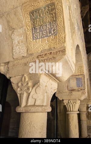 Kreuzgang der ehemaligen Kathedrale von San Vicente, Roda de Isabena, Nachrufe, Isabena Valley, Huesca, Spanien, Europa Stockfoto