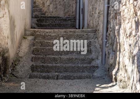 Alte Steintreppen Zwischen Gebäuden Stockfoto