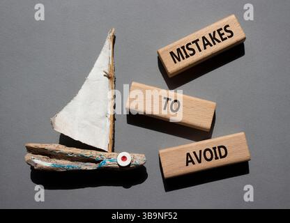 Fehler, um Symbol zu vermeiden. Holzblöcke mit Wortfehlern, die man vermeiden sollte. Schöner grauer Hintergrund mit Boot. Geschäfte und Fehler zur Vermeidung von Konzepten. Cop Stockfoto