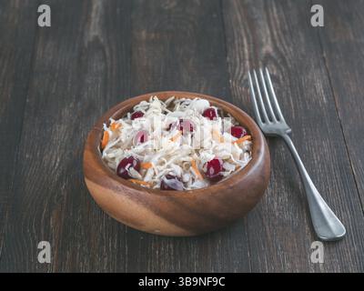 Traditionelle russische Vorspeise Sauerkraut mit Cranberry und Karotten in Houten auf Braun rustikalen Holztisch. Fermentierter Kohl. Russische Küche und Stockfoto