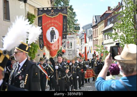 Sangerhausen, Deutschland. Mai 2025. Die Bergbauparade von 2025 zieht durch das Stadtzentrum. Die Parade ist der Höhepunkt des Jubiläumsjahres „825 Jahre Kupferschieferabbau im Bergbaugebiet Sangerhausen und der Mansfeld Mulde“. Der Bergbau hat die Landschaft und die Menschen in der Region geprägt und ist bis heute sichtbar. Quelle: Heiko Rebsch/dpa/Alamy Live News Stockfoto