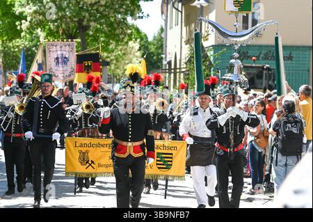 Sangerhausen, Deutschland. Mai 2025. Eine Bergbaukapelle nimmt 2025 an der Bergbauparade Teil. Im Hintergrund ist die Spoil-Spitze auf der „Hohen Linde“ zu sehen. Die Parade ist der Höhepunkt des Jubiläumsjahres „825 Jahre Kupferschieferabbau im Bergbaugebiet Sangerhausen und der Mansfeld Mulde“. Der Bergbau hat die Landschaft und die Menschen in der Region geprägt und ist bis heute sichtbar. Quelle: Heiko Rebsch/dpa/Alamy Live News Stockfoto
