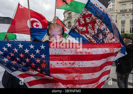 Madrid, Spanien. Mai 2025. Ein Mann, der während eines Protestes eine Maske von US-Präsident Donald Trump trägt. Tausende von Menschen sind auf die Straße gegangen, um die Palästinenser zu unterstützen und die Beendigung der Beziehungen zwischen Israel und Spanien zu fordern. Quelle: Marcos del Mazo/Alamy Live News Stockfoto