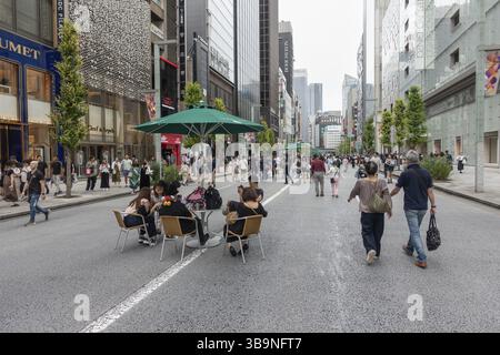 Die Hauptstraße in Ginza ist am Wochenende für den Verkehr gesperrt und wird zu einer Fußgängerzone, Tokio, Japan, Asien Stockfoto