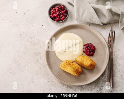 Knuspriges paniertes Schnitzel. Gericht mit zwei perfekten knusprigen Koteletts und Kartoffelpüree auf Teller. Köstliche gebratene Schnitzel in Semmelbröseln aus Rindfleisch, Schweinefleisch Stockfoto