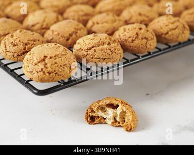 Amaretti-Keks auf Kühlregal - traditionelles italienisches sardisches Gebäck. Leckere Amaretti Kekse aus Mandel- oder Aprikosenkernen mit Co Stockfoto