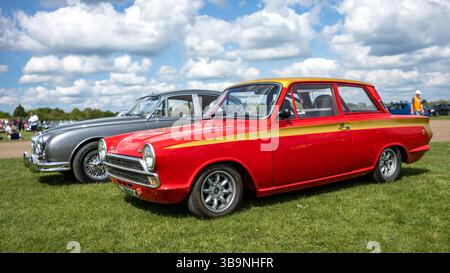 1961 Jaguar Mark 2 & 1965 Ford Cortina Lotus, ausgestellt auf dem Bicester Scramble am 27. April 2025. Stockfoto