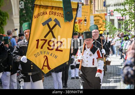 Sangerhausen, Deutschland. Mai 2025. Bergleute aus Dorfhain nehmen an der Bergbauparade 2025 Teil. Die Parade ist der Höhepunkt des Jubiläumsjahres „825 Jahre Kupferschieferabbau im Bergbaugebiet Sangerhausen und der Mansfeld Mulde“. Der Bergbau hat die Landschaft und die Menschen in der Region geprägt und ist bis heute sichtbar. Quelle: Heiko Rebsch/dpa/Alamy Live News Stockfoto