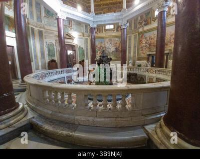 EINE INNENANSICHT DES BAPTISTERIUMS VON SAN GIOVANNI IN LATERANO Stockfoto