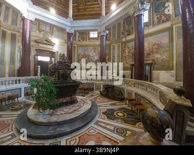 EINE INNENANSICHT DES BAPTISTERIUMS VON SAN GIOVANNI IN LATERANO Stockfoto
