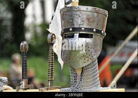 850 Jahre Gmuend, Schwäbisch Gmuend, Baden-Württemberg, mittelalterlicher Helm und zwei Schwerter auf einem Outdoor-Tisch, 850 Jahre Gmuend, Schwäbisch Gmue Stockfoto
