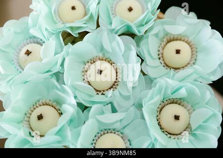Tablett mit Beijinho-Süßigkeiten, Kokos-Trüffel mit Nelke (Beijinho), perfekt für Partys, Hochzeiten und Feiern. Traditionelle brasilianische Köstlichkeiten mit c Stockfoto
