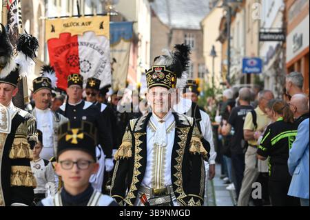 Sangerhausen, Deutschland. Mai 2025. Während der Bergbauparade von 2025 ziehen Bergleute durch das Stadtzentrum. Die Parade ist der Höhepunkt des Jubiläumsjahres „825 Jahre Kupferschieferabbau im Bergbaugebiet Sangerhausen und der Mansfeld Mulde“. Der Bergbau hat die Landschaft und die Menschen in der Region geprägt und ist bis heute sichtbar. Quelle: Heiko Rebsch/dpa/Alamy Live News Stockfoto