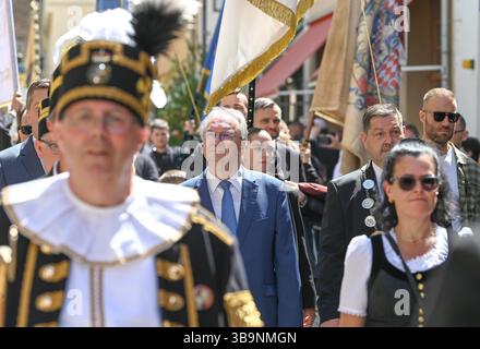 Sangerhausen, Deutschland. Mai 2025. Reiner Haseloff (M, CDU), Ministerpräsident von Sachsen-Anhalt, nimmt an der Bergbauparade 2025 Teil. Die Parade ist der Höhepunkt des Jubiläumsjahres „825 Jahre Kupferschieferabbau im Bergbaugebiet Sangerhausen und der Mansfeld Mulde“. Der Bergbau hat die Landschaft und die Menschen in der Region geprägt und ist bis heute sichtbar. Quelle: Heiko Rebsch/dpa/Alamy Live News Stockfoto