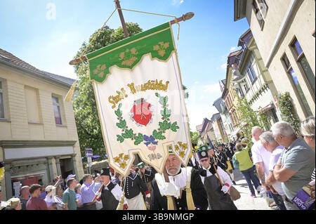 Sangerhausen, Deutschland. Mai 2025. Bergleute tragen die traditionelle Neustädteler Flagge bei der Bergbauparade 2025. Die Parade ist der Höhepunkt der Feierlichkeiten „825 Jahre Kupferschieferbergbau im Bergbaugebiet Sangerhausen“ und der Mansfeld Mulde. Der Bergbau hat die Landschaft und die Menschen in der Region geprägt und ist bis heute sichtbar. Quelle: Heiko Rebsch/dpa/Alamy Live News Stockfoto