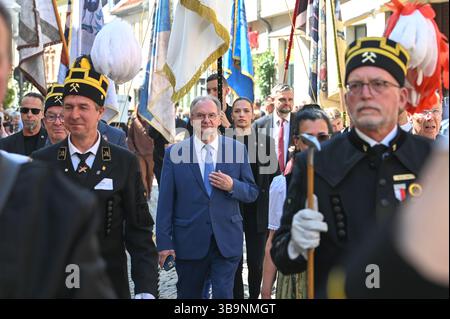 Sangerhausen, Deutschland. Mai 2025. Reiner Haseloff (M, CDU), Ministerpräsident von Sachsen-Anhalt, nimmt an der Bergbauparade 2025 Teil. Die Parade ist der Höhepunkt des Jubiläumsjahres „825 Jahre Kupferschieferabbau im Bergbaugebiet Sangerhausen und der Mansfeld Mulde“. Der Bergbau hat die Landschaft und die Menschen in der Region geprägt und ist bis heute sichtbar. Quelle: Heiko Rebsch/dpa/Alamy Live News Stockfoto