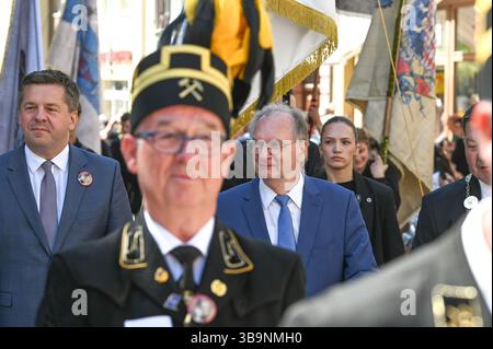 Sangerhausen, Deutschland. Mai 2025. Reiner Haseloff (M, CDU), Ministerpräsident von Sachsen-Anhalt, und Sven Schulze (l, CDU), Minister für Wirtschaft, Tourismus, Land- und Forstwirtschaft des Landes Sachsen-Anhalt, nehmen an der Bergbauparade 2025 Teil. Die Parade ist der Höhepunkt der Feierlichkeiten „825 Jahre Kupferschieferbergbau im Bergbaugebiet Sangerhausen“ und der Mansfeld Mulde. Der Bergbau hat die Landschaft und die Menschen in der Region geprägt und ist bis heute sichtbar. Quelle: Heiko Rebsch/dpa/Alamy Live News Stockfoto