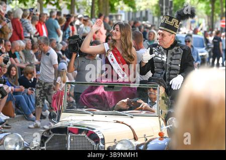 Sangerhausen, Deutschland. Mai 2025. Die Bergbauparade 2025 wird von einem Bergmann und der Rose Queen Emily I. geleitet. Die Parade ist der Höhepunkt des feierlichen Jahres „825 Jahre Kupferschieferabbau im Bergbaugebiet Sangerhausen und der Mansfeld Mulde“. Der Bergbau hat die Landschaft und die Menschen in der Region geprägt und ist bis heute sichtbar. Quelle: Heiko Rebsch/dpa/Alamy Live News Stockfoto