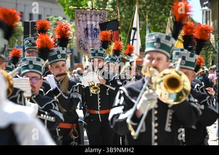 Sangerhausen, Deutschland. Mai 2025. Während der Bergbauparade 2025 marschiert eine Bergarbeiterkapelle durch das Stadtzentrum. Die Parade ist der Höhepunkt der Feierlichkeiten „825 Jahre Kupferschieferbergbau im Bergbaugebiet Sangerhausen“ und der Mansfeld Mulde. Der Bergbau hat die Landschaft und die Menschen in der Region geprägt und ist bis heute sichtbar. Quelle: Heiko Rebsch/dpa/Alamy Live News Stockfoto