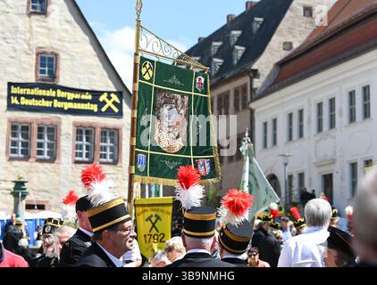 Sangerhausen, Deutschland. Mai 2025. Bergleute in traditioneller Kleidung stehen auf dem Marktplatz und warten auf den Beginn der Bergbauparade 2025. Die Parade ist der Höhepunkt der Feierlichkeiten „825 Jahre Kupferschieferbergbau im Bergbaugebiet Sangerhausen“ und der Mansfelder Mulde. Der Bergbau hat die Landschaft und die Menschen in der Region geprägt und ist bis heute sichtbar. Quelle: Heiko Rebsch/dpa/Alamy Live News Stockfoto